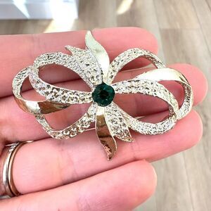 Vintage Gerry’s Gold Tone Ribbon Pin Brooch Green Stone